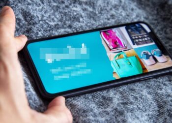 Chciał sprzedać spodenki, a stracił 8 tys. zł