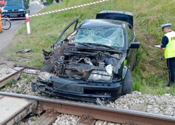 Ominął zapory, wjechał w pociąg i uciekł