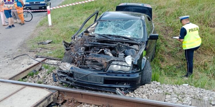 Ominął zapory, wjechał w pociąg i uciekł