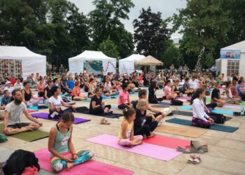 Lublin: Prawie 200 joginów ćwiczyło dziś na pl. Litewskim. Chcieli pobić rekord