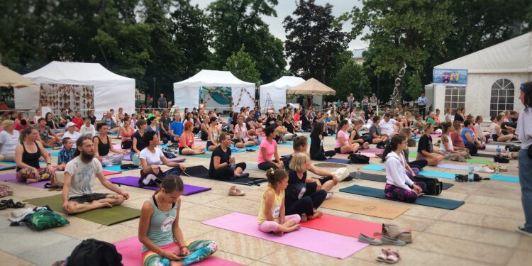 Lublin: Prawie 200 joginów ćwiczyło dziś na pl. Litewskim. Chcieli pobić rekord