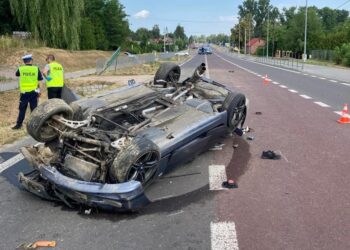 Dachowanie bmw. Kierowca i jego pasażer byli pijani