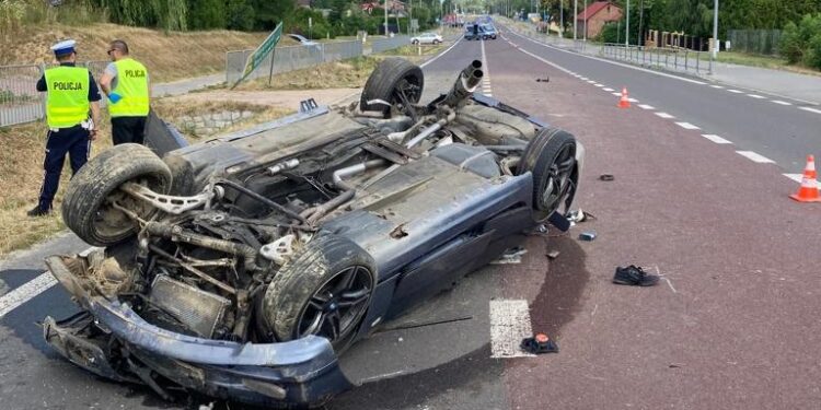 Dachowanie bmw. Kierowca i jego pasażer byli pijani