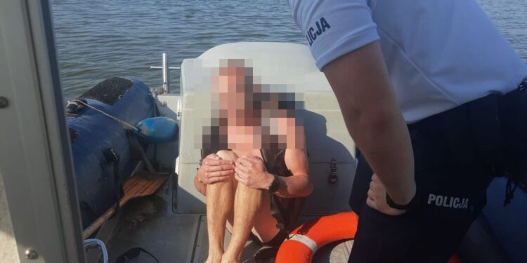 Zemborzyce: Policyjny wodniacy uratowali pijanego kajakarza