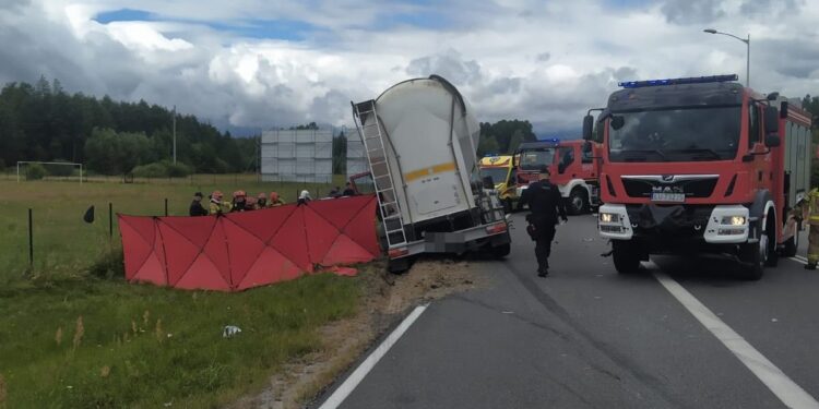 Okuninka: Wjechały wprost pod ciężarówkę. Obie zginęły