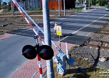 Dęblin: Wjechali na przejazd mimo włączonego sygnalizatora i opadających rogatek. Potrzebna była pomoc medyczna