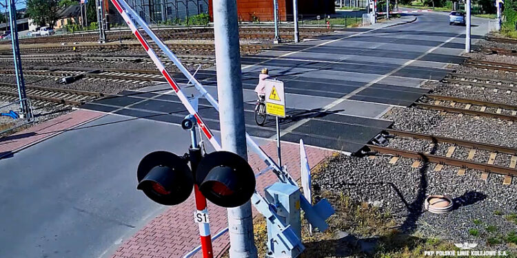 Dęblin: Wjechali na przejazd mimo włączonego sygnalizatora i opadających rogatek. Potrzebna była pomoc medyczna