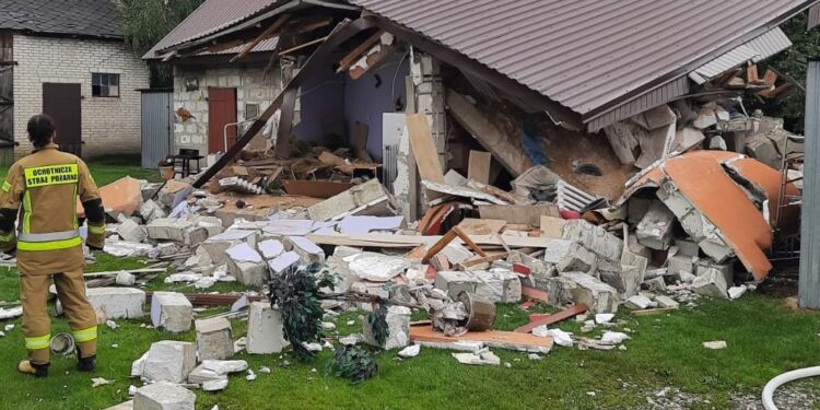 Wybuchła butla z gazem. 74-latka trafiła do szpitala