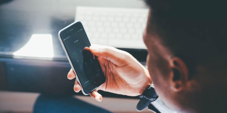 Lublin: Zainstalował na swoim telefonie „zdalny pulpit”. Stracił ponad 90 tys. zł