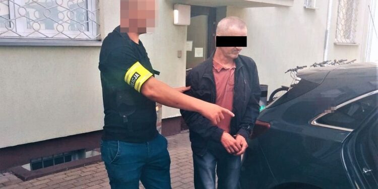 Najpierw oblał znajomego alkoholem, a później go podpalił