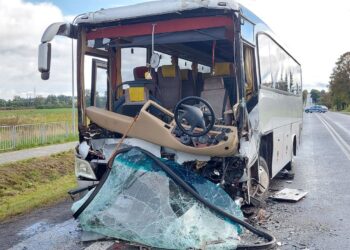 Autobus z wycieczką szkolną uderzył w tira. 22 osoby trafiły do szpitala