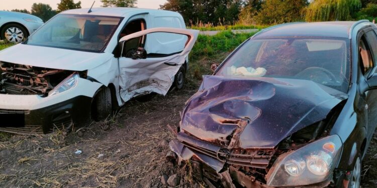 Skręcał w lewo i zderzył się z wyprzedzającym