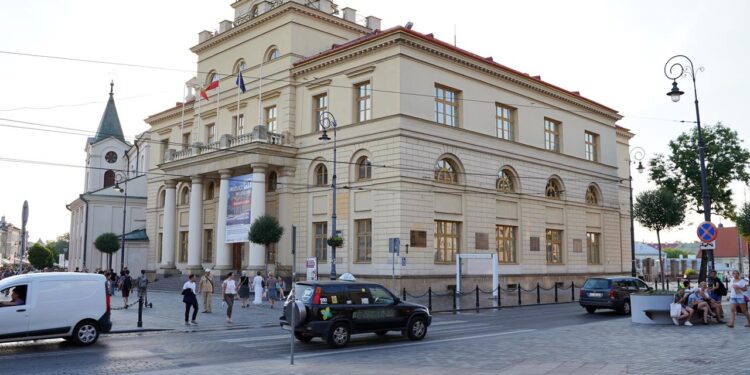 Uderzały pięściami i kopały taksówkarza