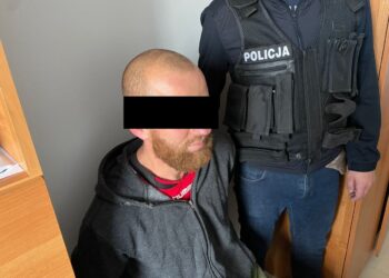 35-latek przyłożył nóż do gardła kolegi, potem uderzył go młotkiem