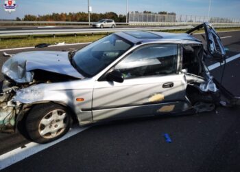 Utrudnienia na S17. Zderzenie osobówki z pojazdem ciężarowym