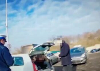 Wiózł pasażera w bagażniku. Skoda była dwuosobowa… (wideo)