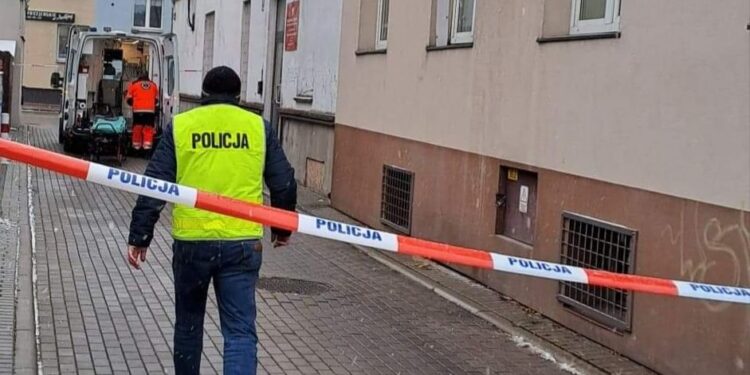 Łuków: Policjanci musieli użyć broni wobec nożownika. Trzy osoby trafiły do szpitala