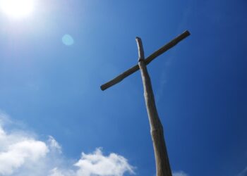 Krzyż leżący na polu