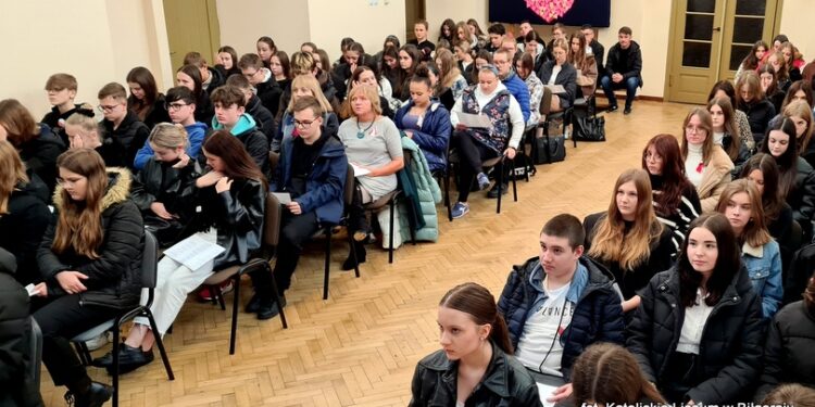 Biłgoraj: Patriotyczne śpiewanie w „Katoliku”