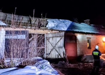 Pod ciężarem śniegu zawalił się dach