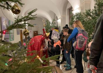 XXI Wigilia Starego Miasta 2022. Przelamali się opłatkiem z potrzebującymi