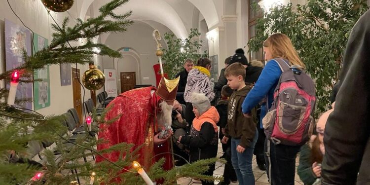 XXI Wigilia Starego Miasta 2022. Przelamali się opłatkiem z potrzebującymi