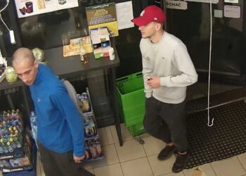 Uderzali pięściami i kopali w centrum Lublina. Poszukuje ich policja