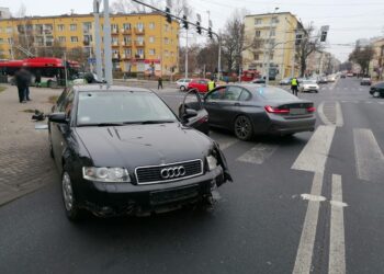 Uciekał kradzionym samochodem. Rajd zakończył na sygnalizatorze i znaku drogowym
