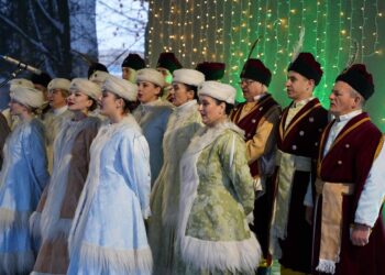 Wigilia Miejska w Rykach. Było wspólne kolędowanie, życzenia oraz przekazanie Betlejemskiego Światła Pokoju