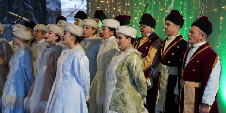 Wigilia Miejska w Rykach. Było wspólne kolędowanie, życzenia oraz przekazanie Betlejemskiego Światła Pokoju