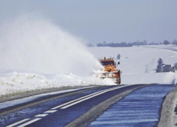 ZDW: Drogi wojewódzkie są przejezdne. Od rana na drogach pracuje ponad 30 sztuk sprzętu