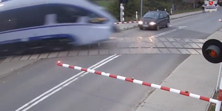 Wjechał pod zamykające się rogatki. Było o włos od tragedii