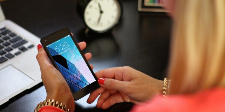 Uwierzyła, że pomaga synowi. Straciła mnóstwo pieniędzy