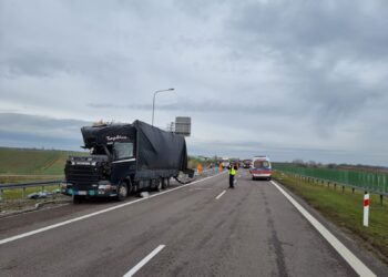 Zderzenie tirów na trasie S12. Droga jest zablokowana