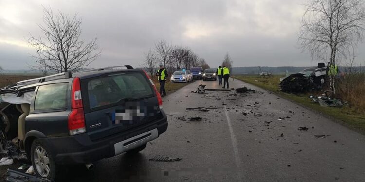 Żyrzyn: Tragiczne zderzenie trzech aut. Jedna osoba nie żyje