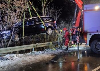 Wjechał do rzeki. Uratowali go w ostatniej chwili
