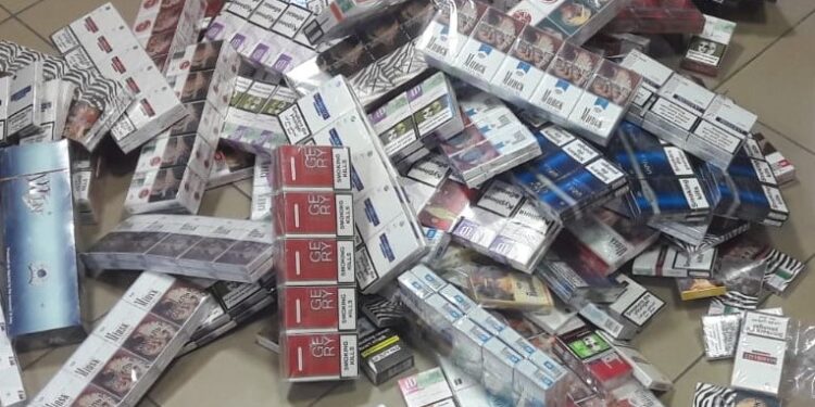 Przewoził prawie 700 paczek nielegalnych papierosów