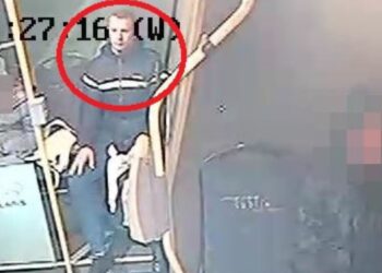 Wybił szybę w autobusie. Szuka go policja
