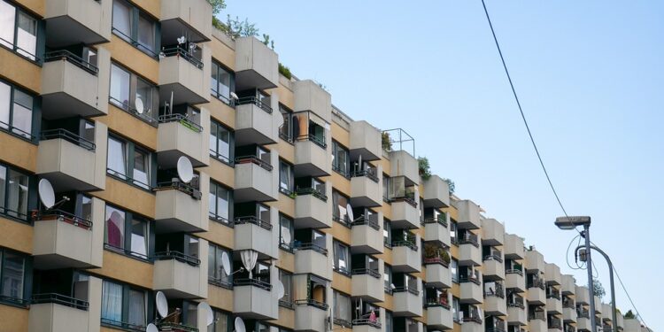 Był poszukiwany listem gończym. Próbował uciec balkonem