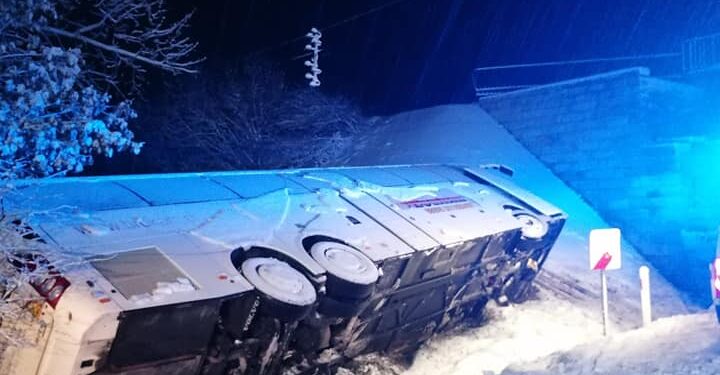 Autokar wypadł z drogi i zjechał do rowu, podróżowało nim 37 Białorusinów