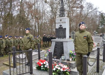 Rajd pieszy Śladami Powstania Styczniowego. Młodzież oddała hołd bohaterom