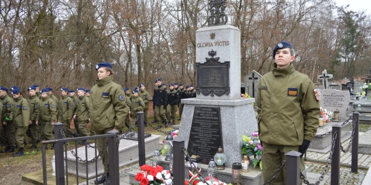 Rajd pieszy Śladami Powstania Styczniowego. Młodzież oddała hołd bohaterom