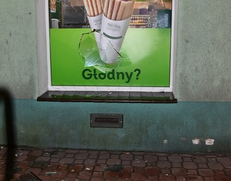 Wybił szybę w sklepie, bo dostał zimnego hot doga?