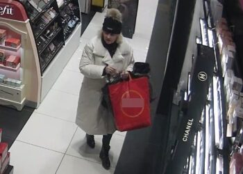 Ukradła markowe perfumy. Poszukuje jej policja