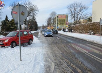 Potrącił kobietę stojącą przed przejściem dla pieszych