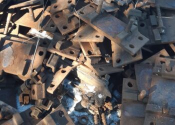 Kradli stalowe elementy torów. Uzbierali ponad tonę