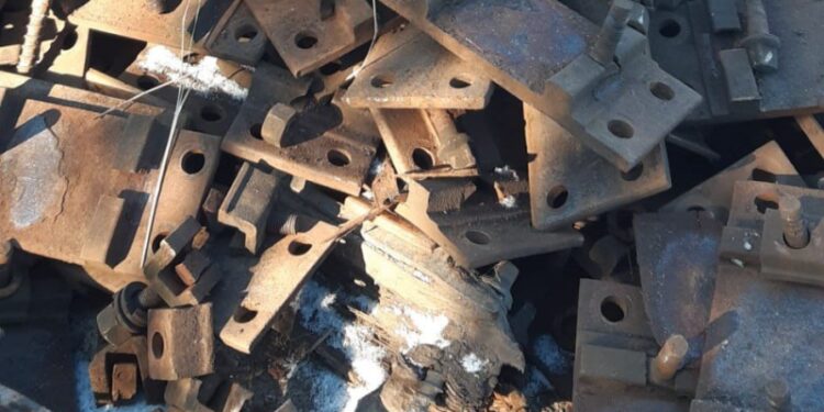 Kradli stalowe elementy torów. Uzbierali ponad tonę