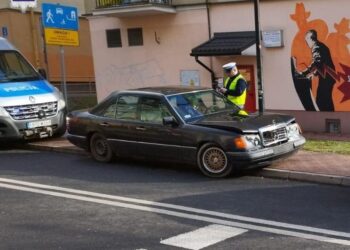 Wjechał w tył radiowozu. Miał cofnięte prawo jazdy