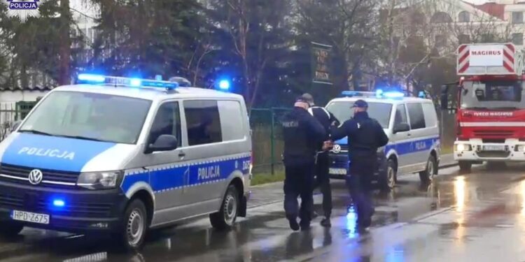 Ukrywał się przed policjantami. Kiedy po niego przyszli groził, że „otworzy” ogień w pomieszczeniu z odkręconą butlą z gazem