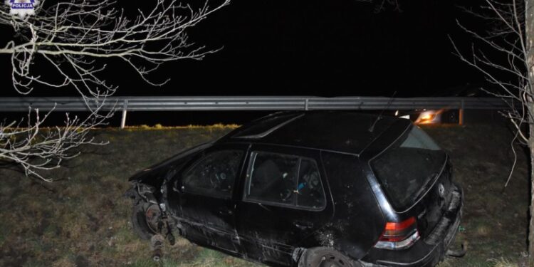 Wjechała do rowu, a następnie wypiła „małpkę”